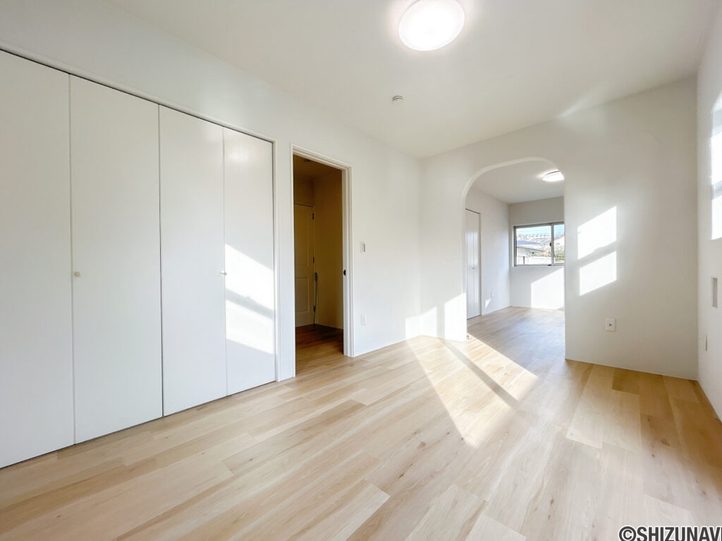 【リフォーム済み／2階13.5帖洋室　東側】室内中央に袖壁が立っているので、部屋をふたつに分ける事も出来ますし、現状のように中で行き来が可能のままにもできます。