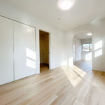 【リフォーム済み／2階13.5帖洋室　東側】室内中央に袖壁が立っているので、部屋をふたつに分ける事も出来ますし、現状のように中で行き来が可能のままにもできます。