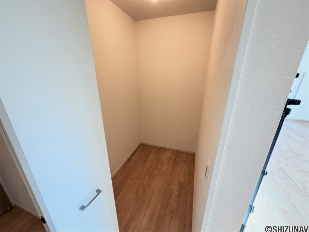 2号棟　ファミリークロークリビング手前のファミリークローク。1帖ほどの広さがあり、棚を置いたり使い方も自由にカスタム可能。