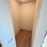 2号棟　ファミリークロークリビング手前のファミリークローク。1帖ほどの広さがあり、棚を置いたり使い方も自由にカスタム可能。