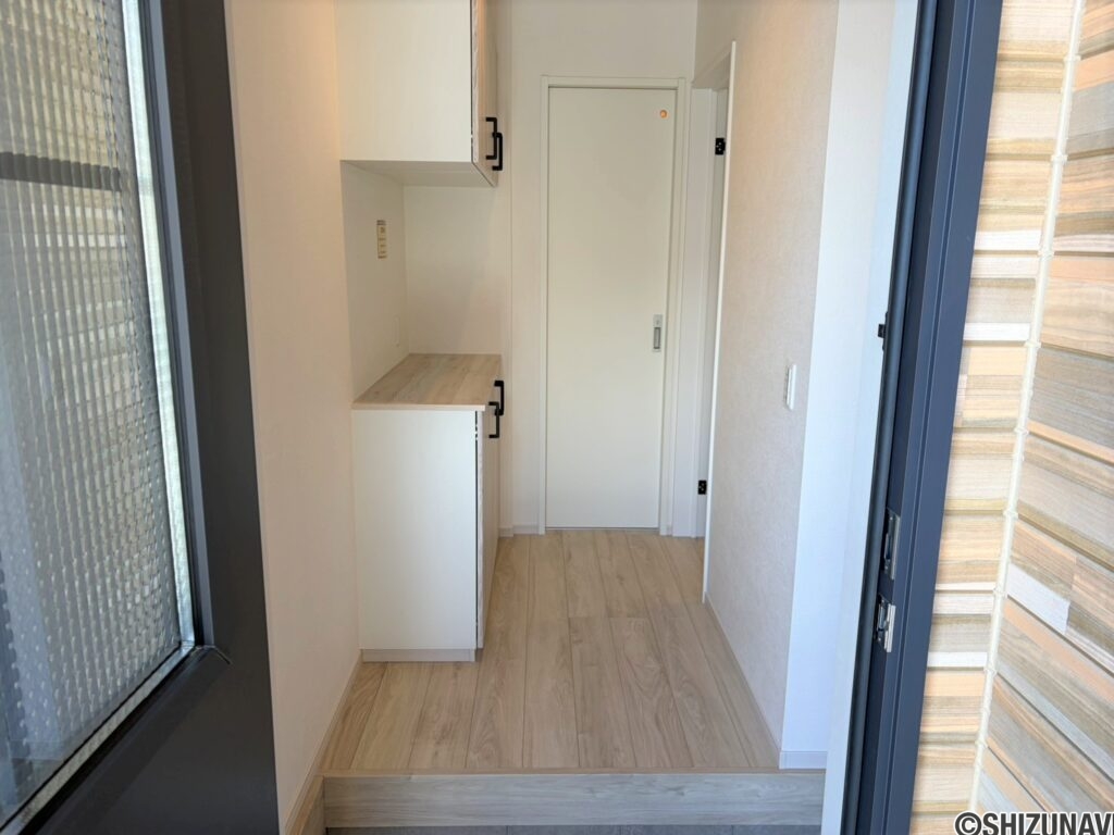 １号棟　玄関白が基調の明るい玄関です♪