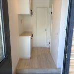 １号棟　玄関白が基調の明るい玄関です♪