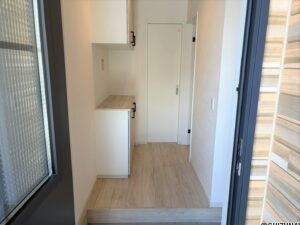 １号棟　玄関白が基調の明るい玄関です♪