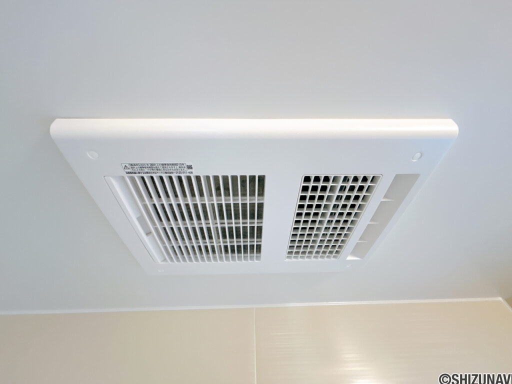 【浴室乾燥機】浴室には浴室乾燥機を設置済みです。浴室のお手入れや部屋干しにもご活用ください。