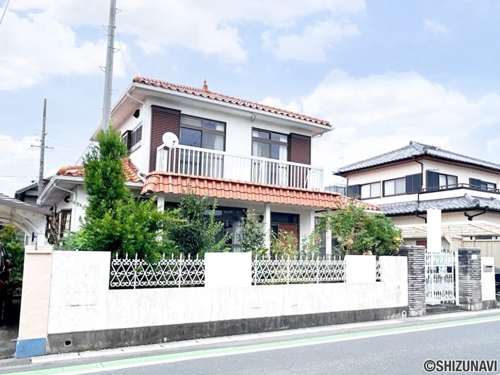 【外観】庭部分は一部駐車場に変更し、並列3台駐車可能になる予定です。外壁は塗装を行う予定です。