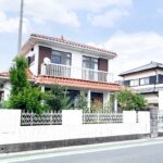 【外観】庭部分は一部駐車場に変更し、並列3台駐車可能になる予定です。外壁は塗装を行う予定です。