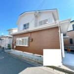 【リフォーム済み/外観】角地で開放感がある立地のおうちです。外壁は塗装し直して、明るい住宅に生まれ変わりました。玄関ポーチは屋根付きなので、雨の日でも立ち話ができますね。