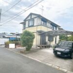 【リフォーム前／外観】自転車やバイクを置くスペースにもカーポートがついています。