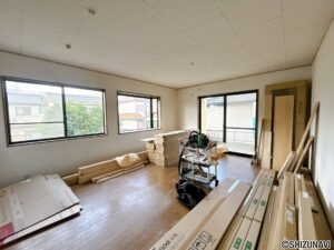 【リフォーム中／1階LDK】2面採光になっています。照明もダウンライトに変更するため、雰囲気はがらりと変わりますよ。