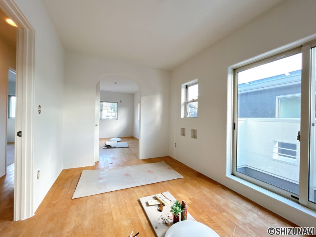 【リフォーム中／2階13.5帖洋室　西側】2階洋室は2室に区分けをすることも可能です。両室ともフロアタイル上張り、内壁塗装、照明交換を行います。