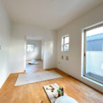 【リフォーム中／2階13.5帖洋室　西側】2階洋室は2室に区分けをすることも可能です。両室ともフロアタイル上張り、内壁塗装、照明交換を行います。