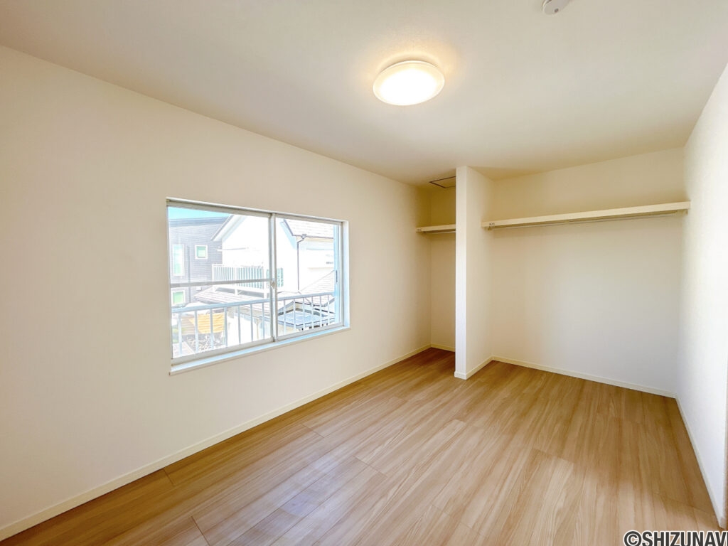 【リフォーム済み/2階約6帖洋室】