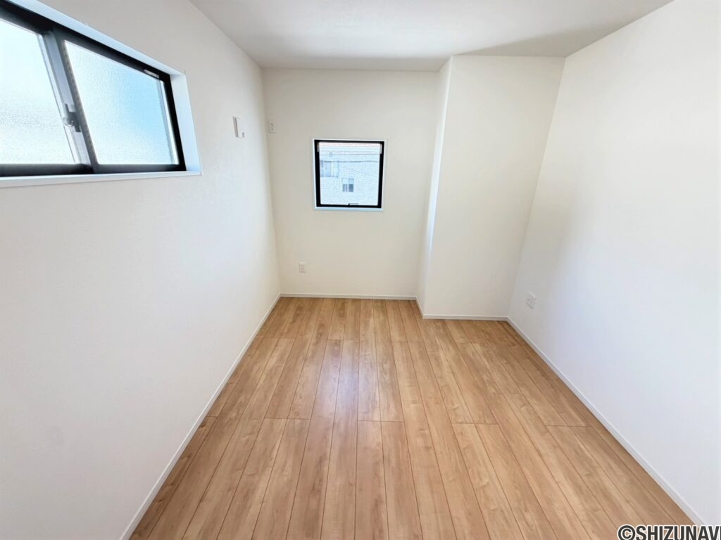 2号棟　北東側の洋室