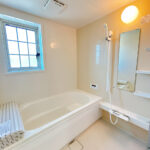 【リフォーム済み／ユニットバス】浴室はハウステック製の新品のユニットバスに交換いたしました。浴槽には滑り止めの凹凸があり、床は濡れた状態でも滑りにくい加工がされている安心設計です。足を伸ばせる1坪サイズの広々とした浴槽で、1日の疲れをゆっくり癒すことができますよ。