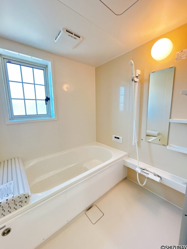【リフォーム済み／ユニットバス】浴室はハウステック製の新品のユニットバスに交換いたしました。浴槽には滑り止めの凹凸があり、床は濡れた状態でも滑りにくい加工がされている安心設計です。足を伸ばせる1坪サイズの広々とした浴槽で、1日の疲れをゆっくり癒すことができますよ。