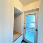 【リフォーム済み。／勝手口】キッチン横には土間スペースになっている勝手口兼収納庫になっています。