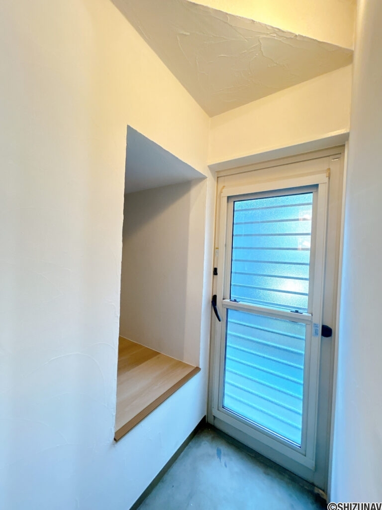 【リフォーム済み。／勝手口】キッチン横には土間スペースになっている勝手口兼収納庫になっています。