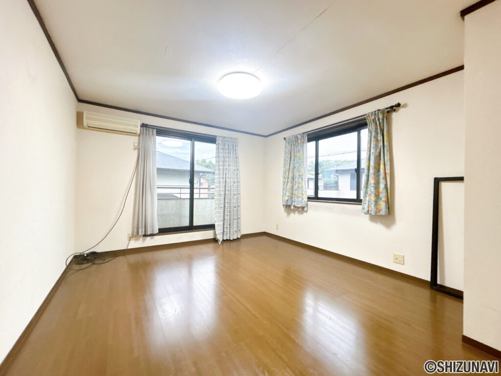 【リフォーム前／2階9.5帖洋室】2階洋室はフローリング張り、建具交換、クロス貼替、照明交換、網戸張替を行います。