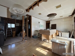 【リフォーム中/リビング別角度（12/6撮影）】フローリング上張り、クロスの張替え、照明交換、キッチンの交換を行う予定です。