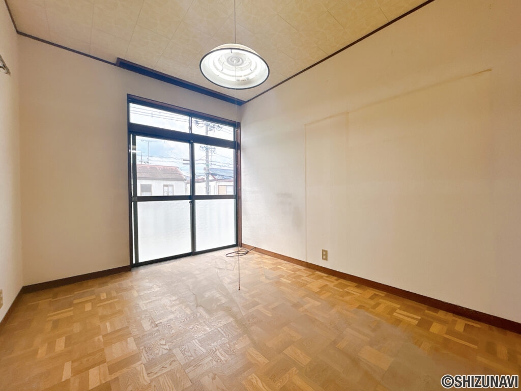 【リフォーム中/2階東側洋室（10/17撮影）】フローリング上張り、クロスの張替え、照明交換を行う予定です。