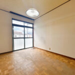 【リフォーム中/2階東側洋室（10/17撮影）】フローリング上張り、クロスの張替え、照明交換を行う予定です。