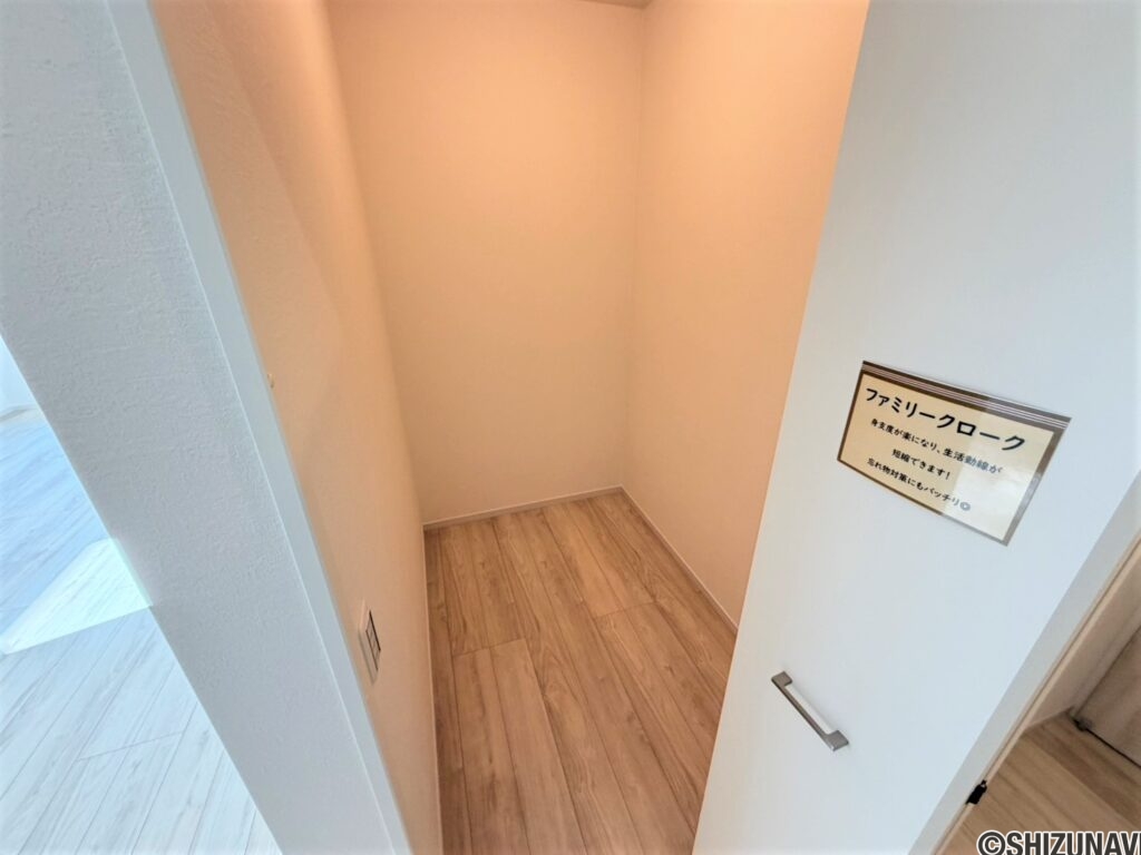 １号棟　ファミリークロークリビング手前のファミリークローク。1帖ほどの広さがあり、棚を置いたり使い方も自由にカスタム可能。