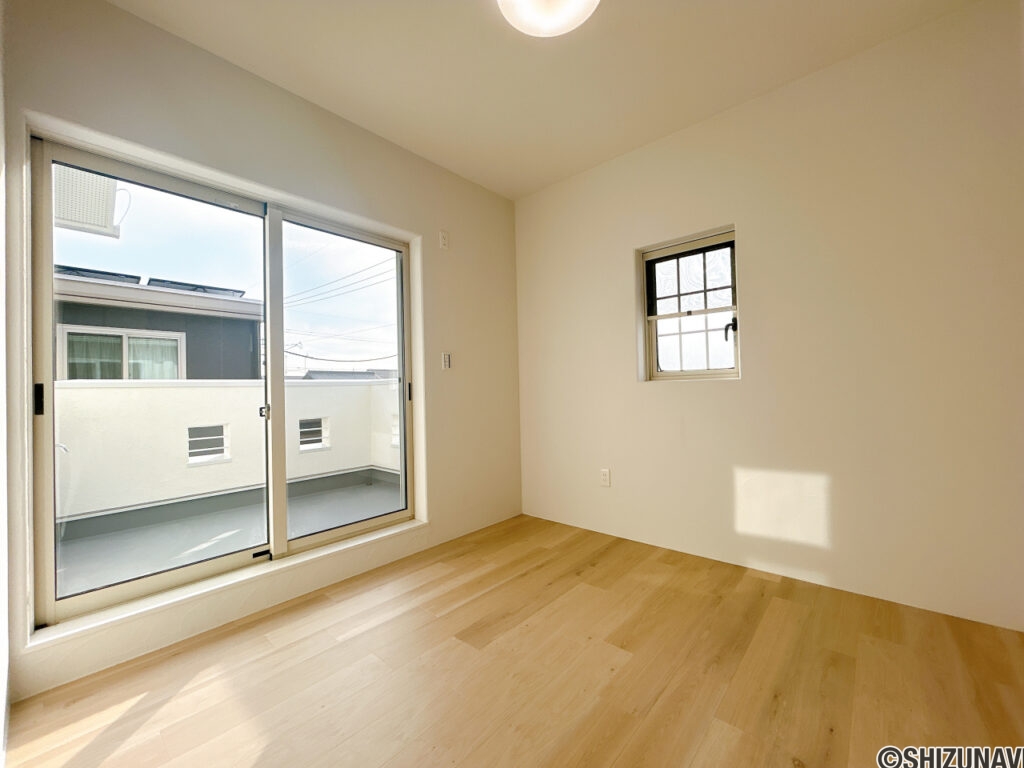 【リフォーム済み／2階家事室】2階家事室はフロアタイル上張り、内壁塗装、照明交換を行います。