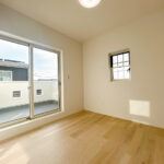 【リフォーム済み／2階家事室】2階家事室はフロアタイル上張り、内壁塗装、照明交換を行います。