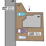 【区画図】建物南側に並列2台、玄関北側に1台駐車可能です。全てカーポート付きなので、雨の日もゆっくり荷物の出し入れが可能です。