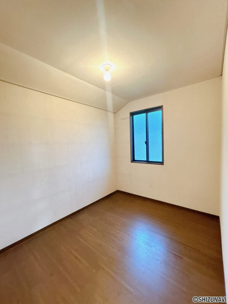 【リフォーム前／2階納戸】納戸はフローリング張り、建具交換、クロス貼替、照明交換、網戸張替を行います。
