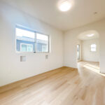 【リフォーム中／2階13.5帖洋室　西側】2階洋室は2室に区分けをすることも可能です。両室ともフロアタイル上張り、内壁塗装、照明交換を行います。