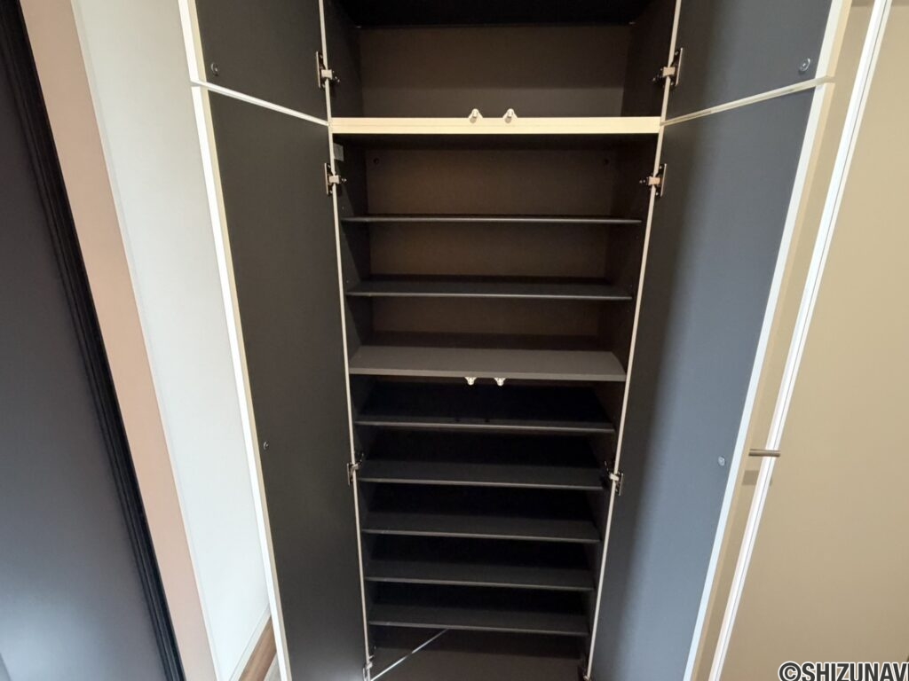 １号棟　玄関収納天井から土間までが収納ですので、収納力◎