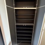 １号棟　玄関収納天井から土間までが収納ですので、収納力◎