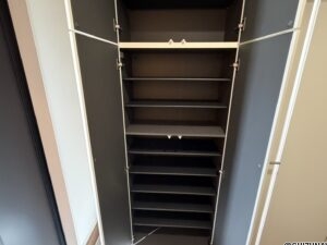 １号棟　玄関収納天井から土間までが収納ですので、収納力◎