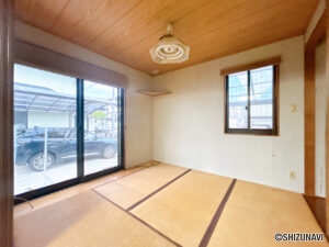 【リフォーム前／1階和室】和室は畳の表替え、クロス貼替、襖の貼替、照明交換を行います。