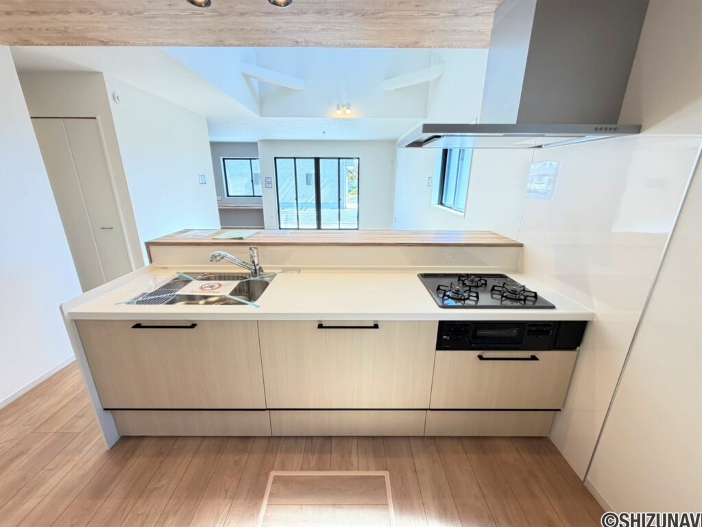 2号棟　キッチン収納も多く、使いやすい浄水器付きの混合栓がついている気遣いもうれしいですね。