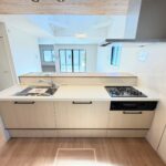 2号棟　キッチン収納も多く、使いやすい浄水器付きの混合栓がついている気遣いもうれしいですね。