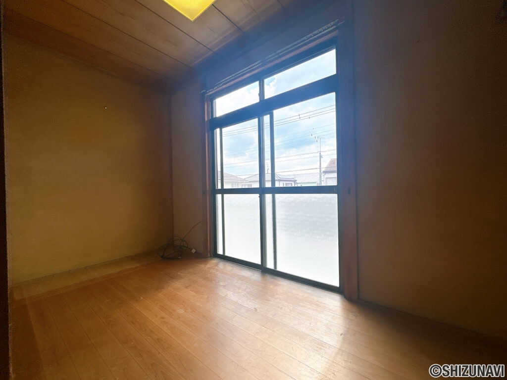 【リフォーム中/2階西側洋室別角度（10/17撮影）】壁、天井はクロス、床はフローリングで仕上げます。