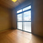 【リフォーム中/2階西側洋室別角度（10/17撮影）】壁、天井はクロス、床はフローリングで仕上げます。