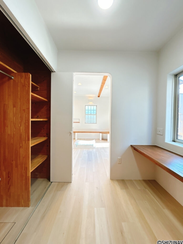 【リフォーム済み／玄関横　納戸】玄関とLDKの両側からアクセスできる納戸スペースです。ハンガーラック付きの収納と腰の高さの棚がついています。