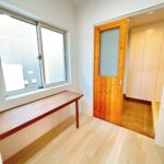 【リフォーム済み／1階納戸】フロアタイル上張り、内壁塗装、照明交換を行いました。