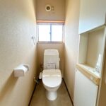 【2階トイレ】トイレは新品交換を行いました。