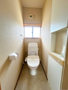【リフォーム前／2階トイレ】便器・便座は新品交換済みです。新たにクロス貼替えと照明交換を行います。