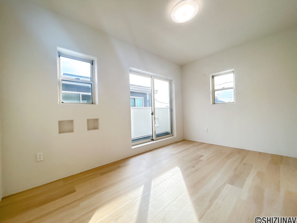 【リフォーム済み／2階北側洋室】2階の北側和室は洋室に仕様変更いたします。フロアタイル上張り、内壁塗装、照明交換を行います。