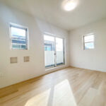 【リフォーム済み／2階北側洋室】2階の北側和室は洋室に仕様変更いたします。フロアタイル上張り、内壁塗装、照明交換を行います。