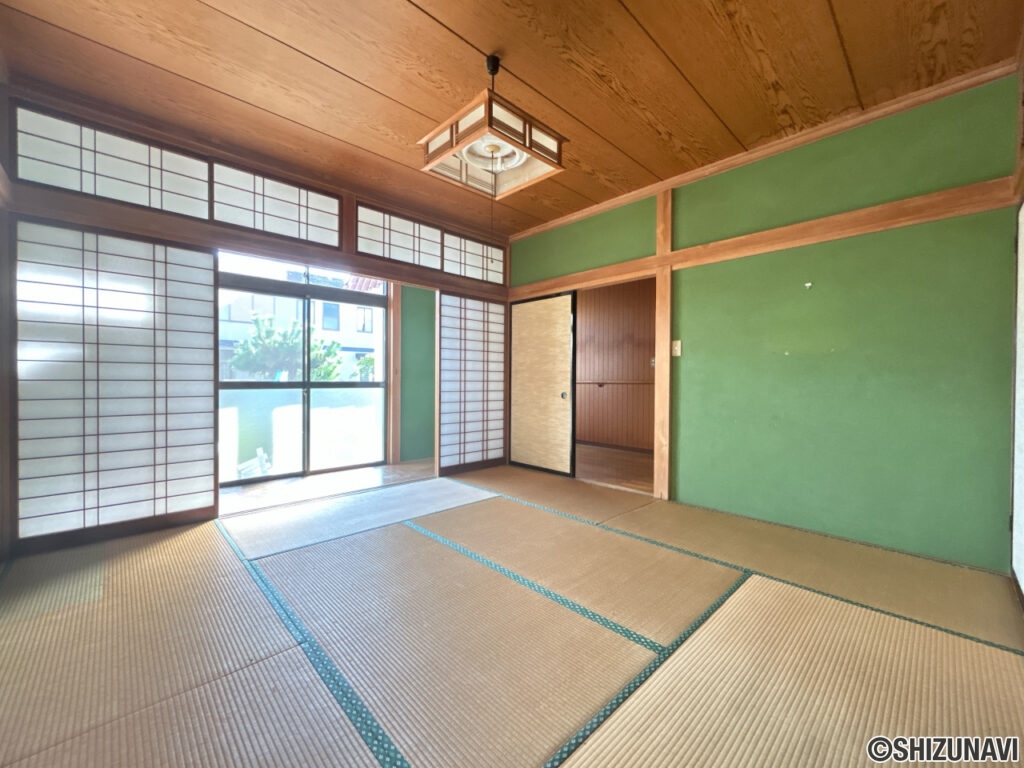 【リフォーム中/1階洋室（10/17撮影）】元は和室ですが、約11.25帖の洋室に変更予定です。オープン収納を設け、枕棚とハンガーパイプを設置する予定です。