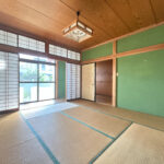 【リフォーム中/1階洋室（10/17撮影）】元は和室ですが、約11.25帖の洋室に変更予定です。オープン収納を設け、枕棚とハンガーパイプを設置する予定です。