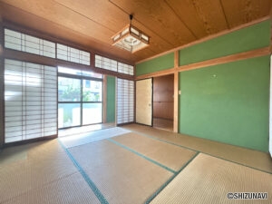 【リフォーム中/1階洋室（10/17撮影）】元は和室ですが、約11.25帖の洋室に変更予定です。オープン収納を設け、枕棚とハンガーパイプを設置する予定です。