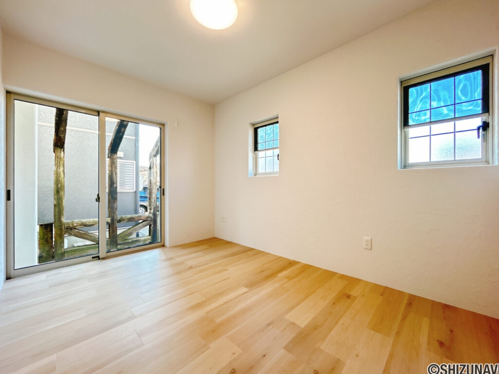 【リフォーム済み／1階洋室】1階洋室はフロアタイル上張り、内壁塗装、照明交換を行います。