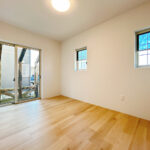 【リフォーム済み／1階洋室】1階洋室はフロアタイル上張り、内壁塗装、照明交換を行います。